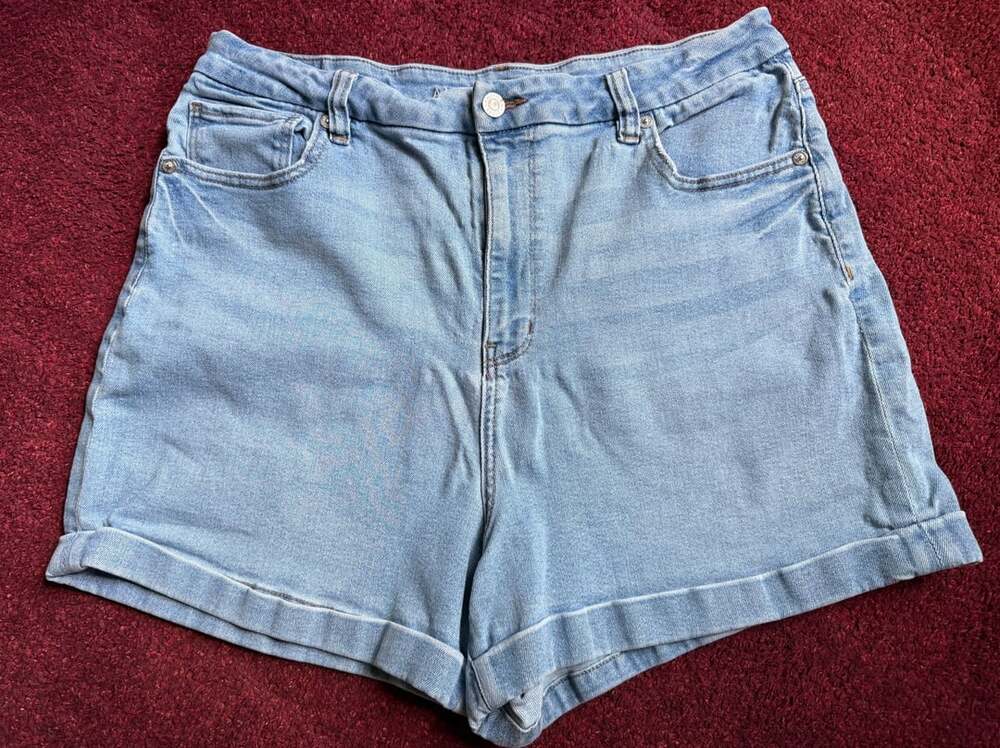 American Eagle Curvy Mom Short Light Wash Cuffed Denim Shorts Size 16